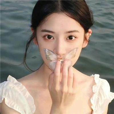 坐在酒吧里吃蛋糕